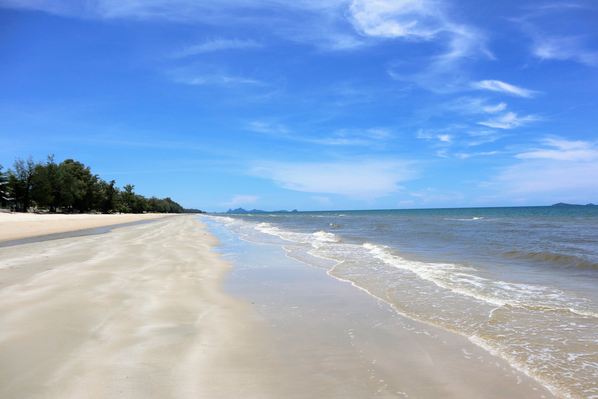 Stranden är ca 2 mil lång, så det är inga problem att hitta plats. Stranden runt Villa Maris städas varje vecka.