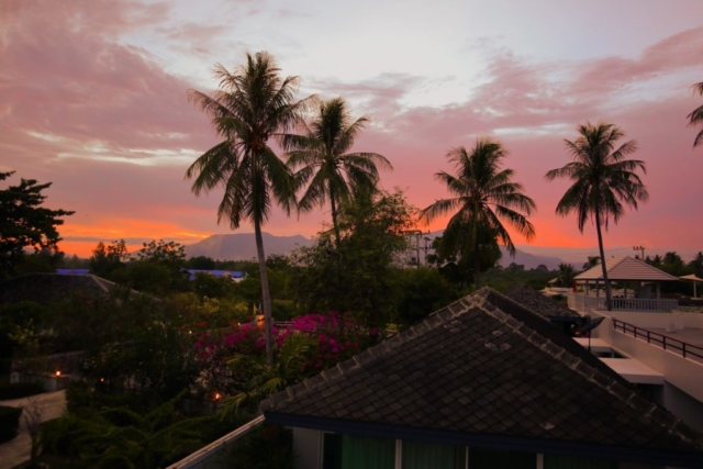 Från taket kan man sitta och njuta av solnedgången över Burmabergen.