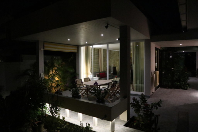 Uteplatsen utanför vardagsrummet ”by night”.  Alla uteplatser har en härlig ljussättning.