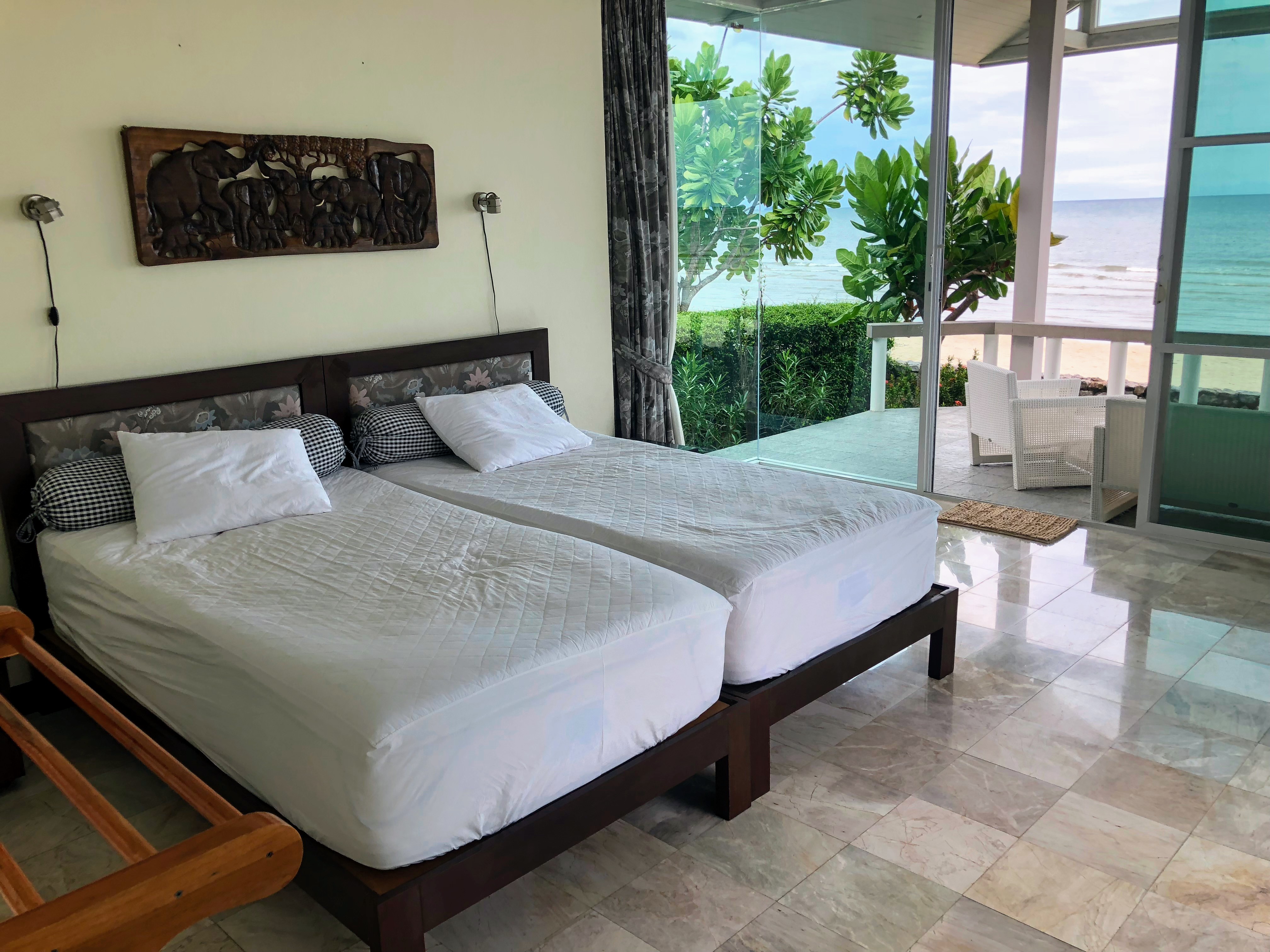 Master bedroom, två sängar som går att dra ihop eller isär. Hög kvalité på madrass och bäddmadrass. Foto från sommaren 2018.